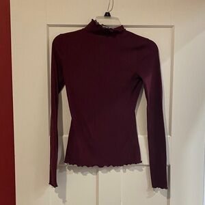 Women’s maroon turtleneck ribbed shirt